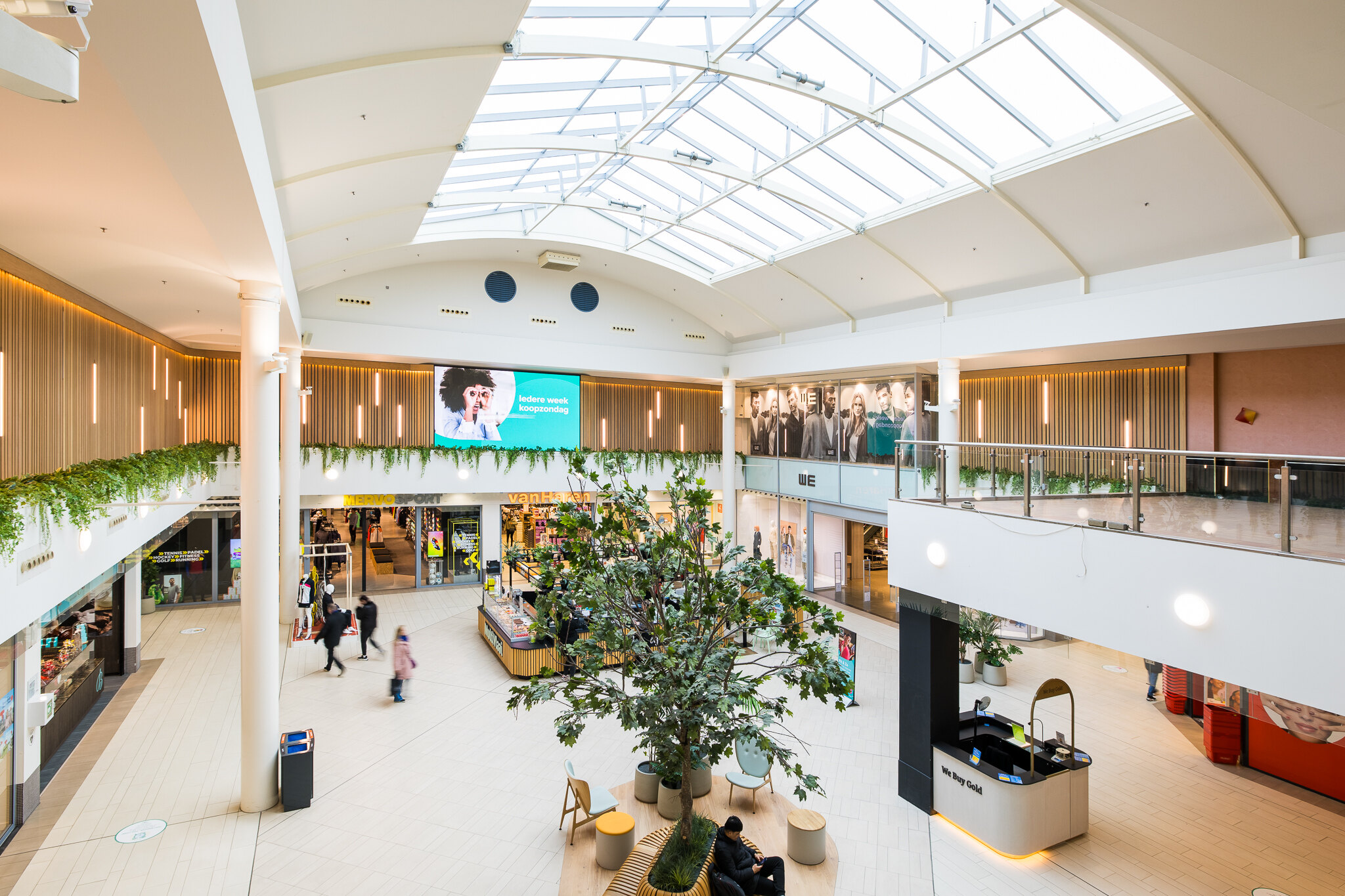 Foto grote gang winkelcentrum Roselaar