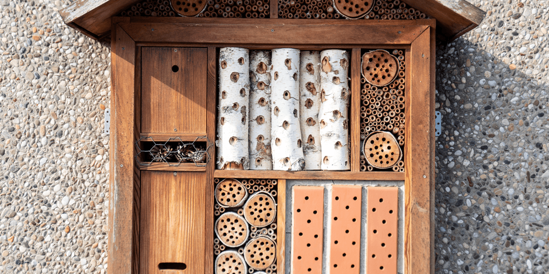 Insectenhotel bij winkelcentrum Roselaar