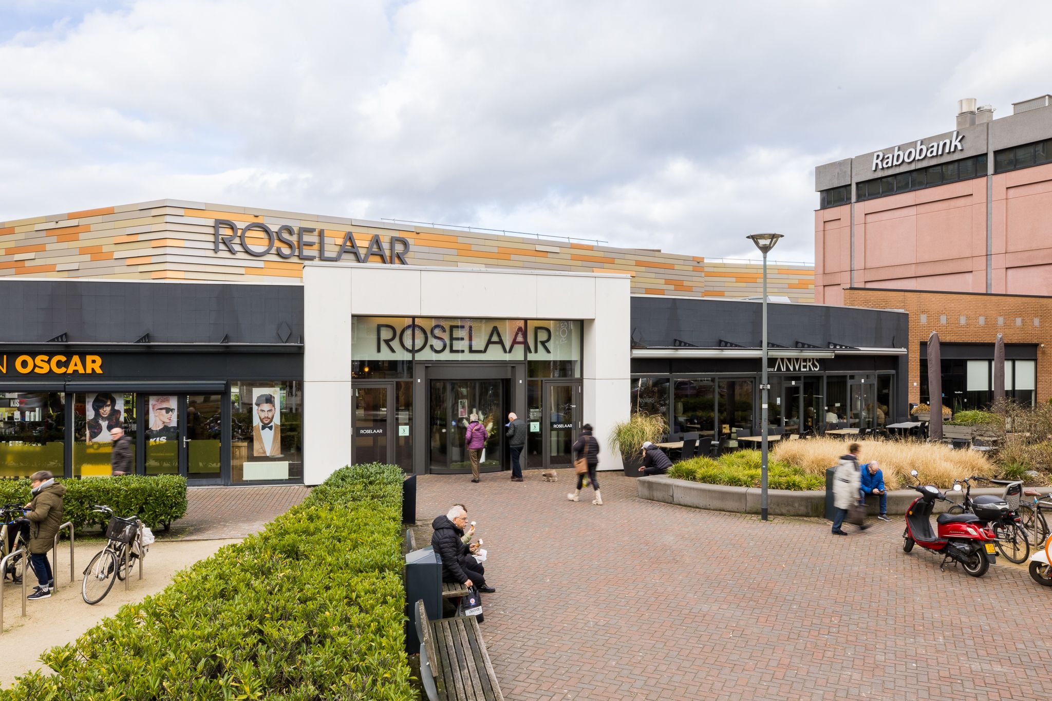 Voorkant shopping center Roselaar